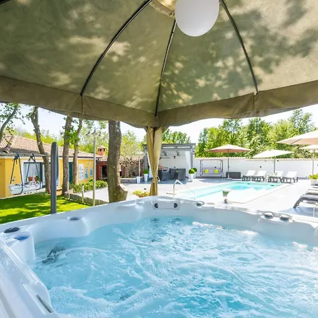 In With Balcony, Air Conditioning, Wifi, Washing Machine 4928-10 * Porec
