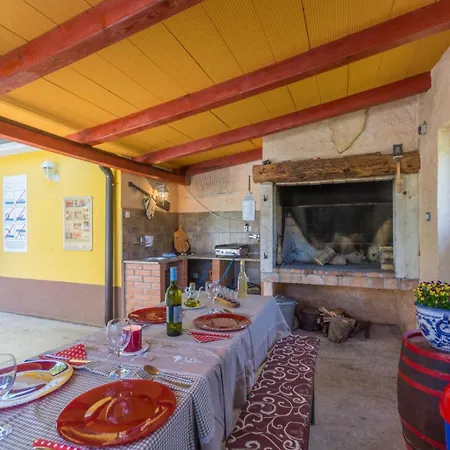 Lejlighed In With Balcony, Air Conditioning, Wifi, Washing Machine 4928-10 Poreč
